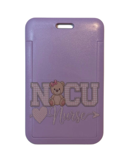 NICU Nurse – ID-kortholder med bamsetholder med motiv