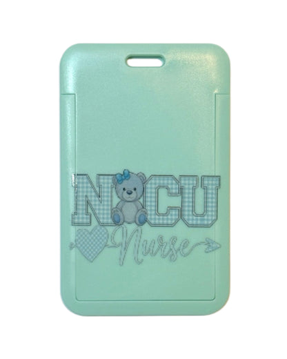 NICU Nurse – ID-kortholder med bamsetholder med motiv