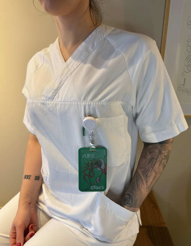 ID-holder med Nurse Grinch - forbedret