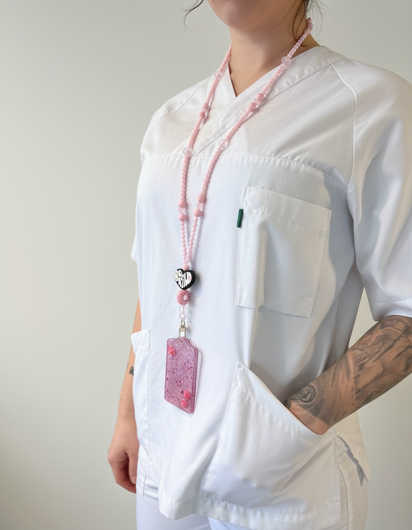 Nøkkelsnor med rosa perler og hjerte - forbedret